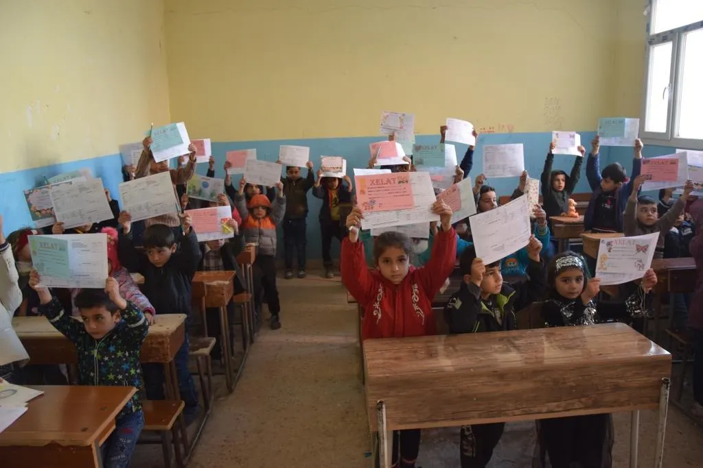 ​​​​​​​توزيع الجلاء المدرسي على طلبة المرحلة الابتدائية في مدارس مقاطعة كوباني