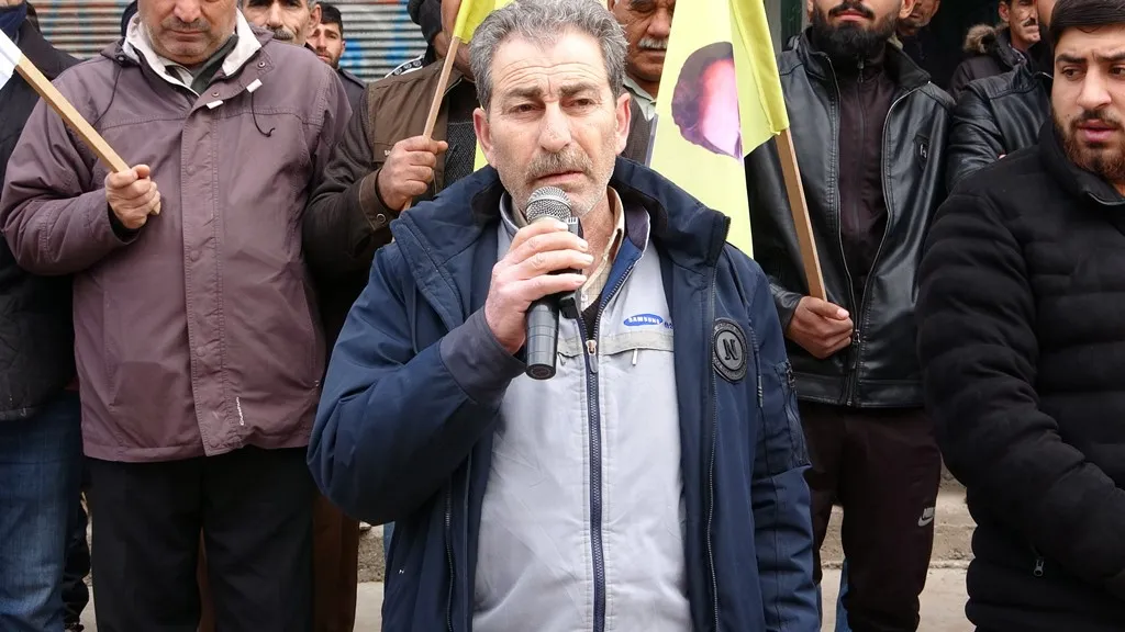 أهالي ديرك يخرجون في مسيرة للتضامن مع قسد وقوى الأمن الداخلي ويعزون ذوي الشهيد آياز