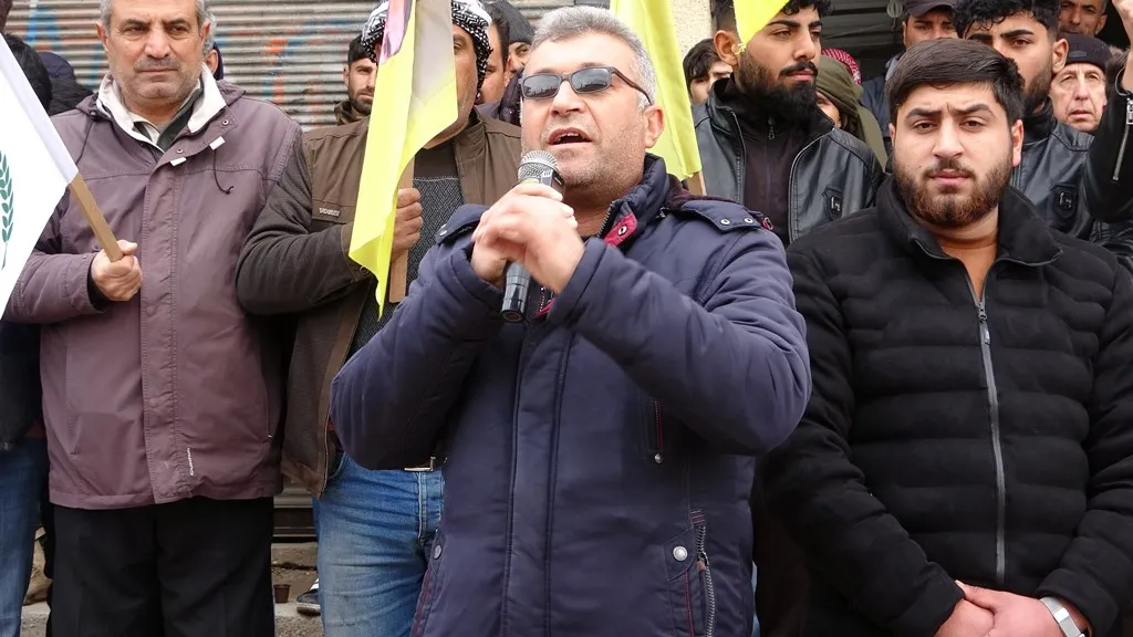 أهالي ديرك يخرجون في مسيرة للتضامن مع قسد وقوى الأمن الداخلي ويعزون ذوي الشهيد آياز