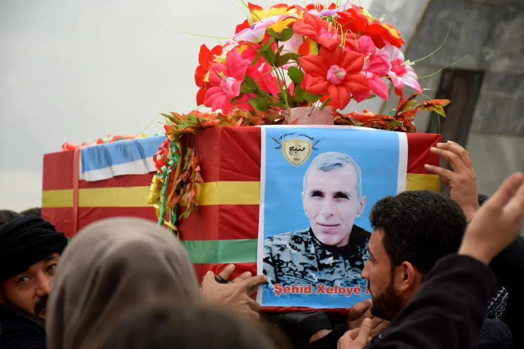 أهالي كوباني يشيّعون جثمان الشهيد خليل بكي إلى مثواه الأخير