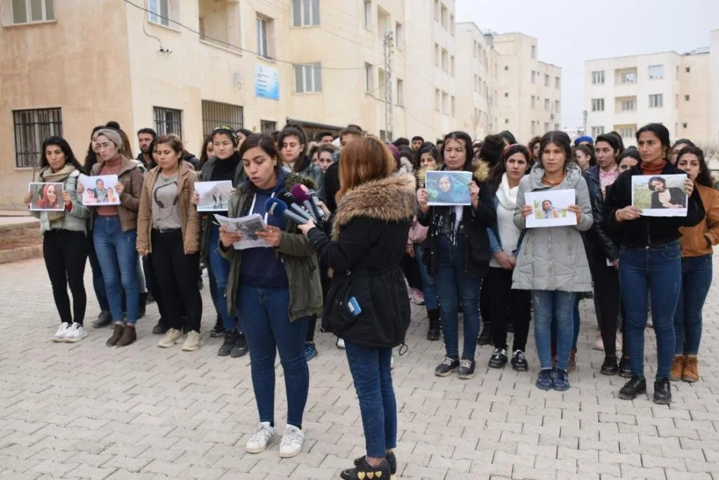 طلاب جامعة كوباني يطالبون بإطلاق سراح المعلمة زارا محمدي