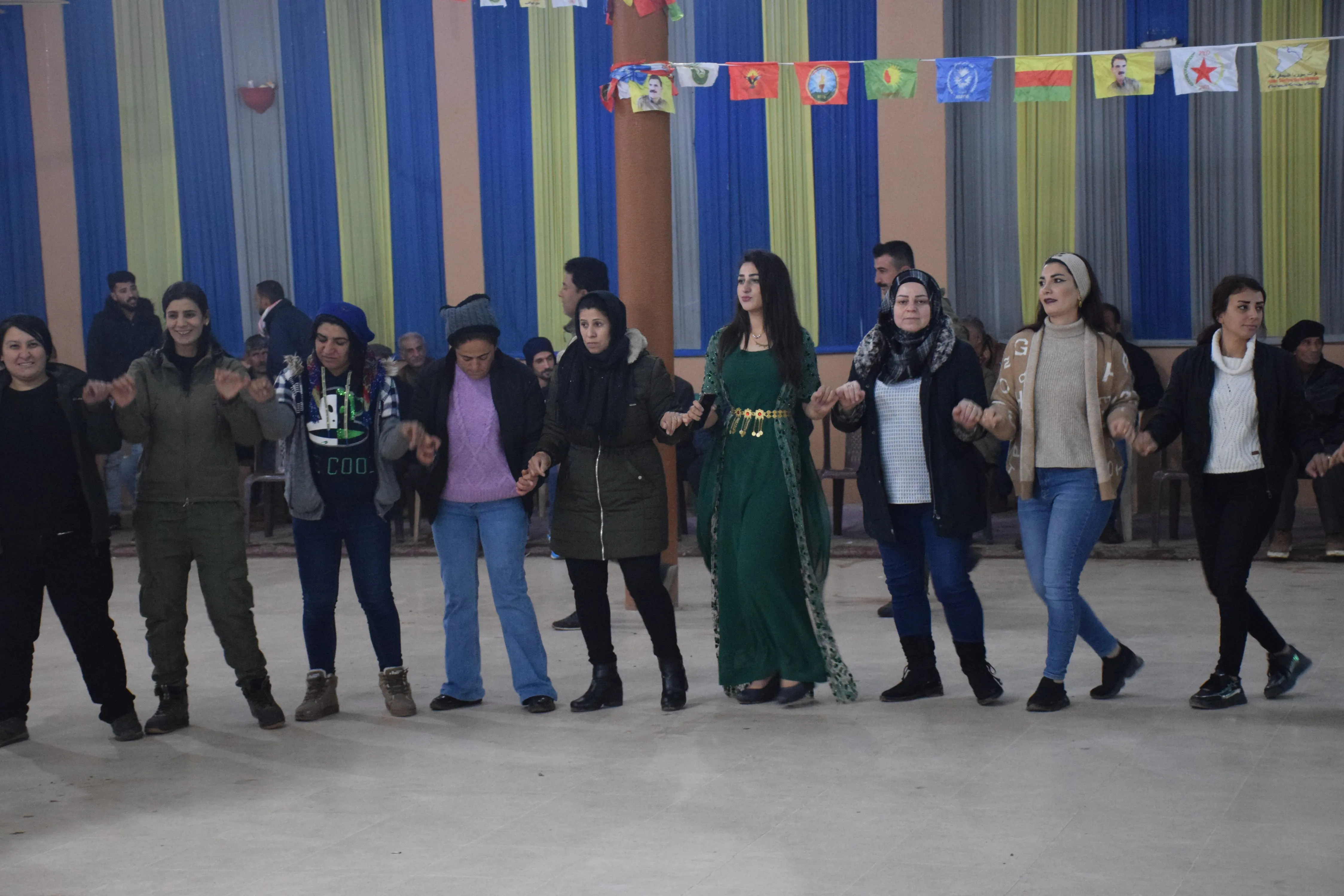​​​​​​​أهالي مقاطعة قامشلو يهنؤون مؤتمر ستار بحلول ذكرى تأسيسه