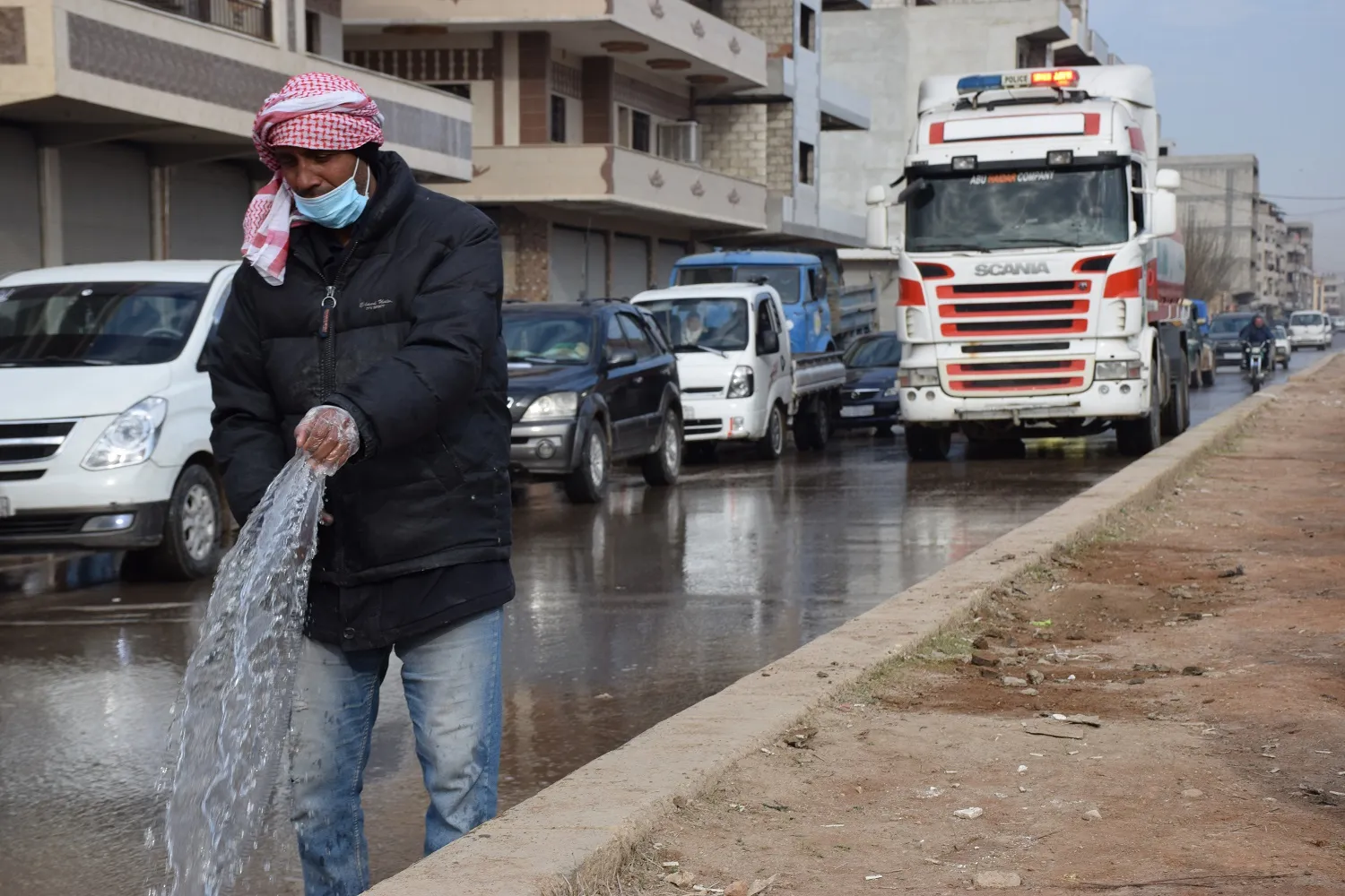 لجنة البلديات في قامشلو تنظم حملة لتنظيف الشوارع الرئيسة في المدينة