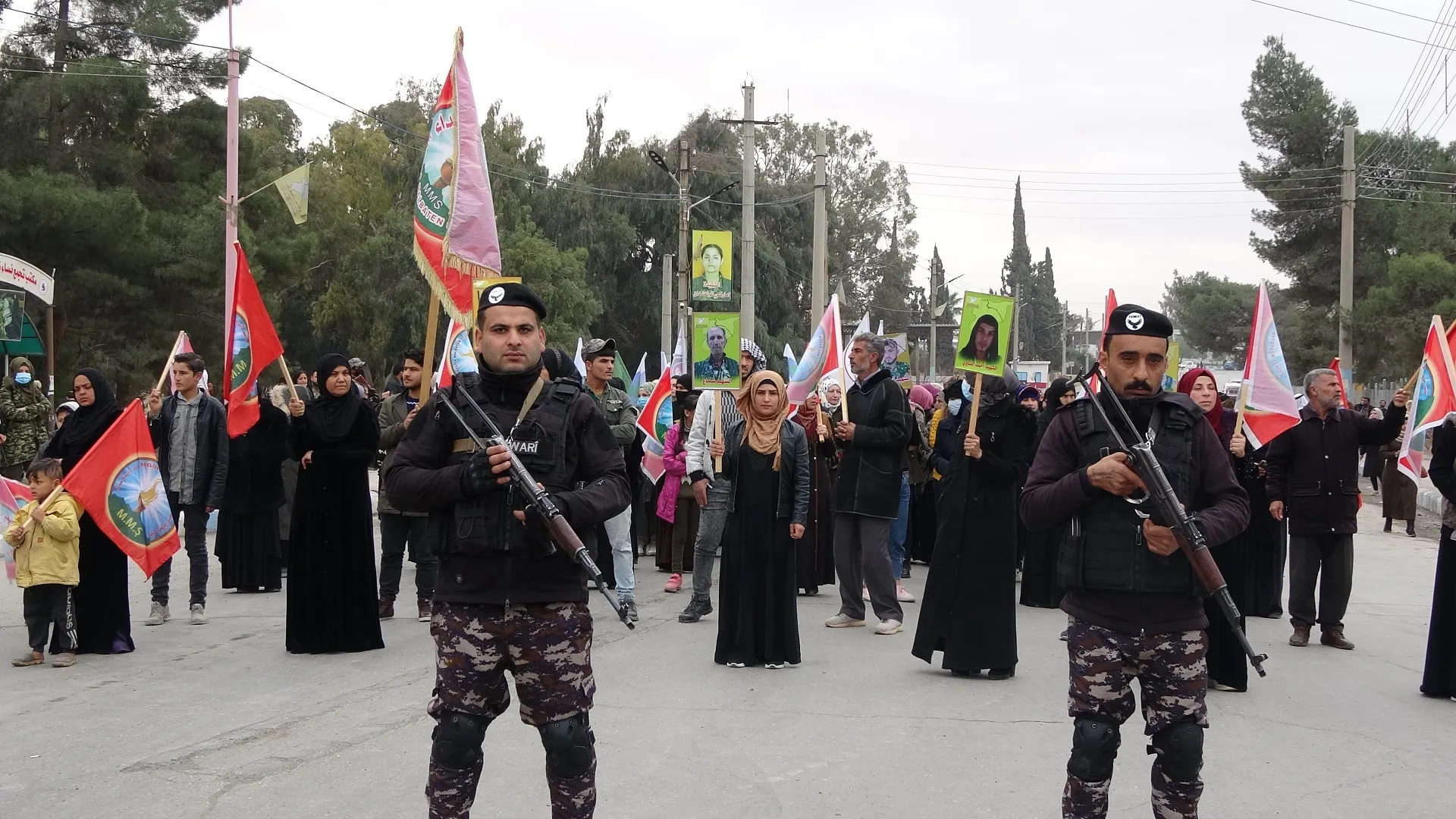 ​​​​​​​مظاهرة حاشدة في الطبقة تنديداً بهجمات الاحتلال التركي على كوباني