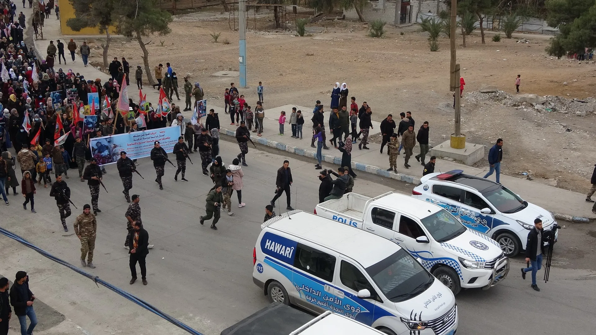 ​​​​​​​مظاهرة حاشدة في الطبقة تنديداً بهجمات الاحتلال التركي على كوباني