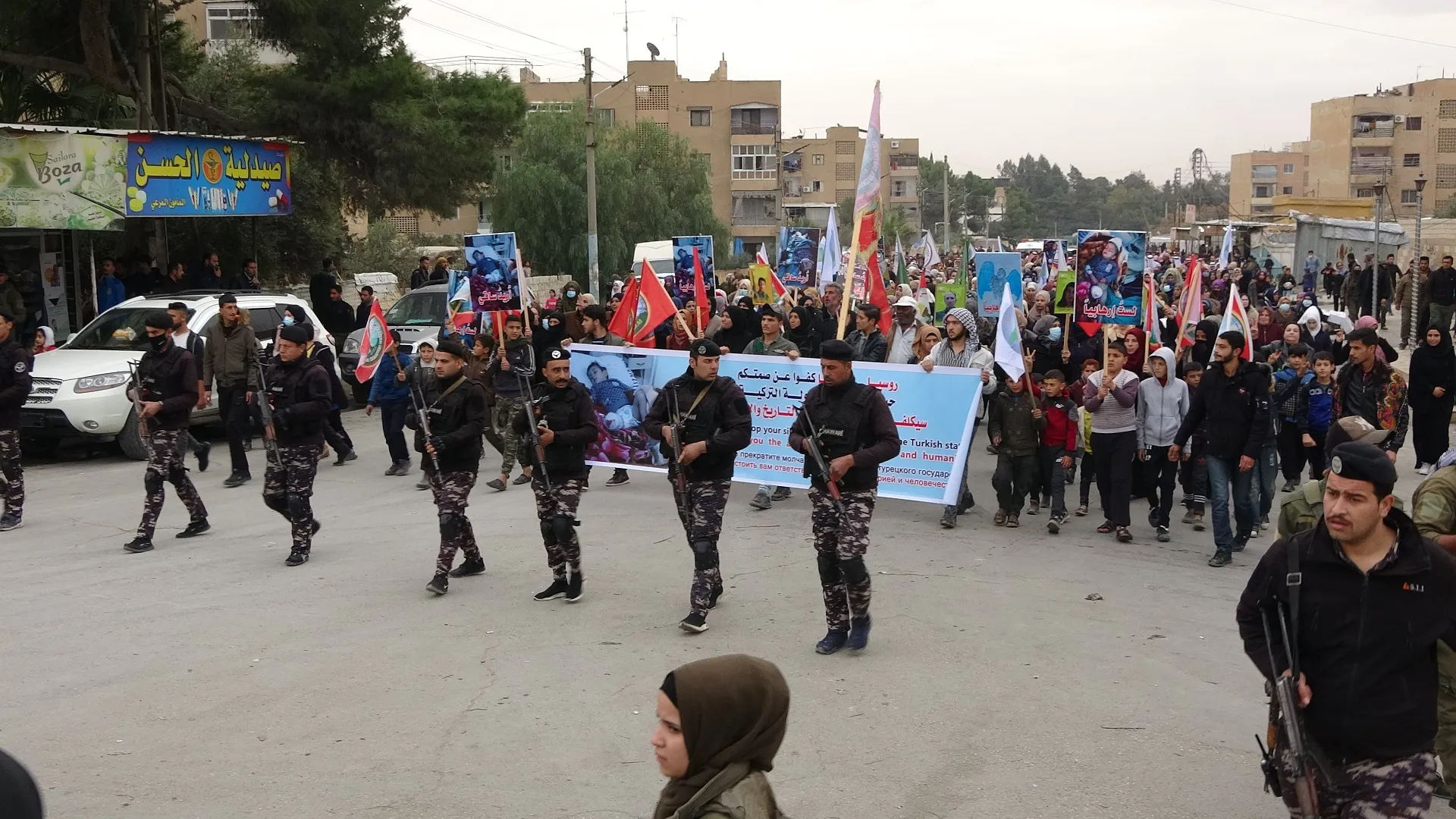 ​​​​​​​مظاهرة حاشدة في الطبقة تنديداً بهجمات الاحتلال التركي على كوباني