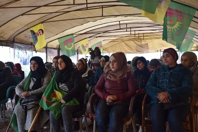 تنديداً بالهجمات التركية.. اتحاد المرأة الشابة ينصب خيمة اعتصام في الحسكة