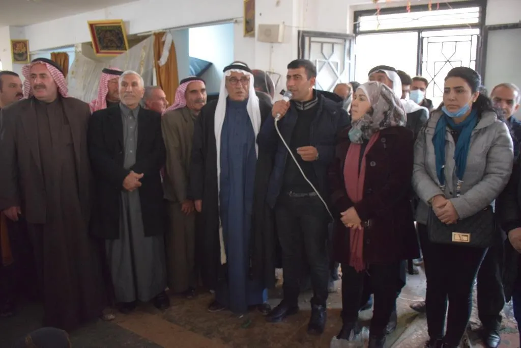 ​​​​​​​في تأكيد على تعاضدهم.. الأهالي يقدمون المساعدات للنازحين جراء هجمات داعش الأخيرة