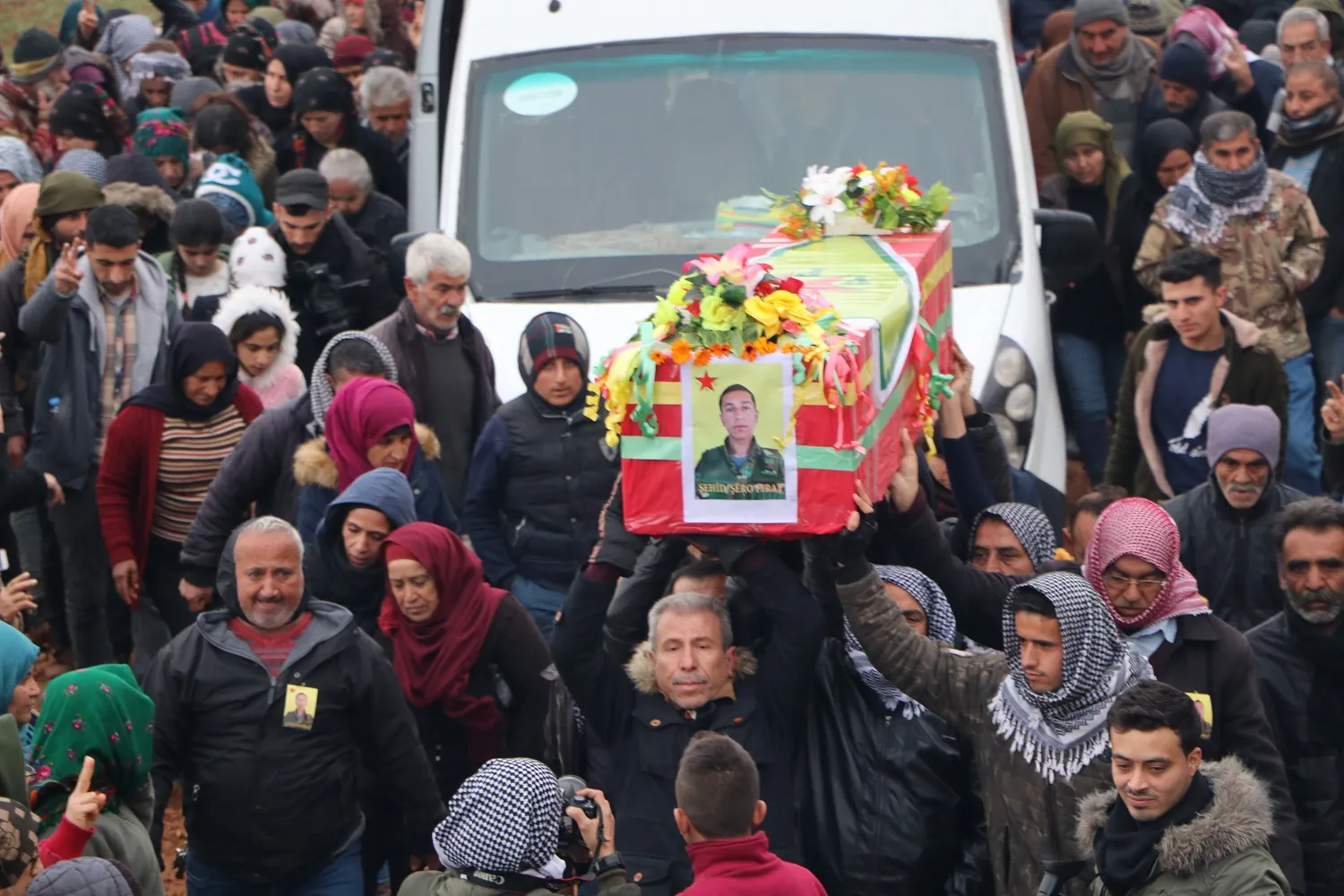 بمراسم مهيبة.. أهالي إقليم عفرين يشيعون جثمان الشهيد شيرو فرات