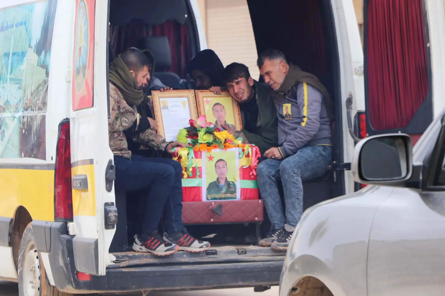 بمراسم مهيبة.. أهالي إقليم عفرين يشيعون جثمان الشهيد شيرو فرات