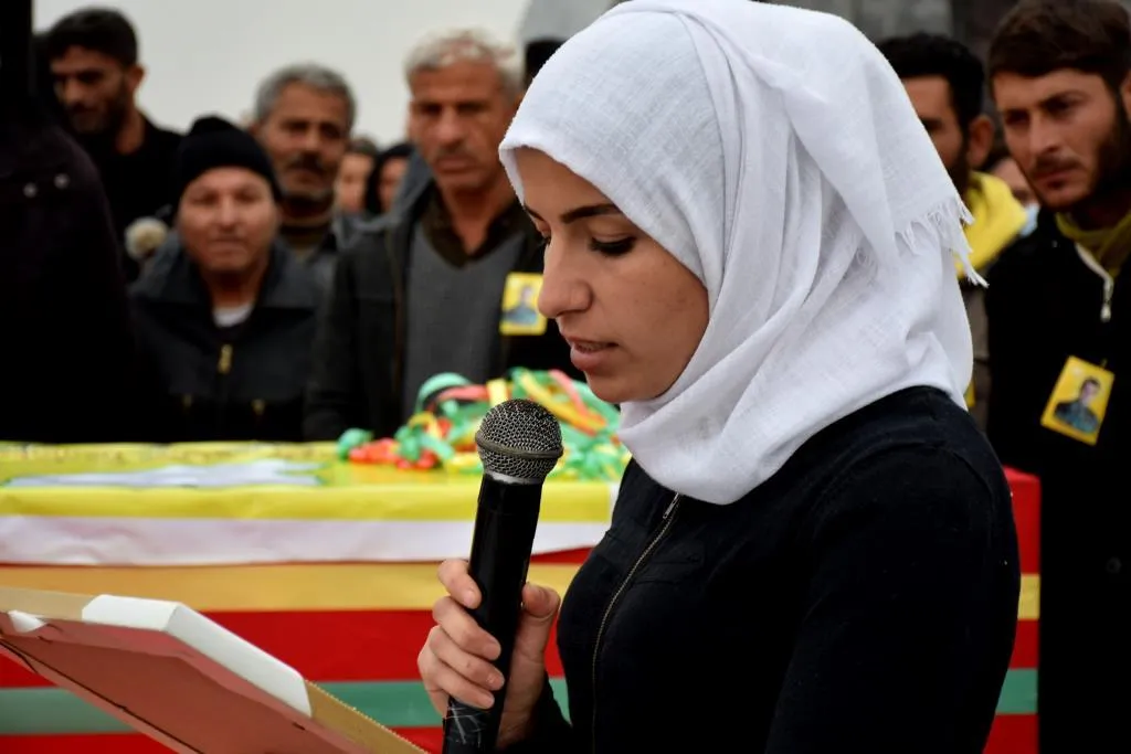 أهالي مقاطعة كوباني يشيعون جثمان الشهيد جياكر إلى مثواه الأخير