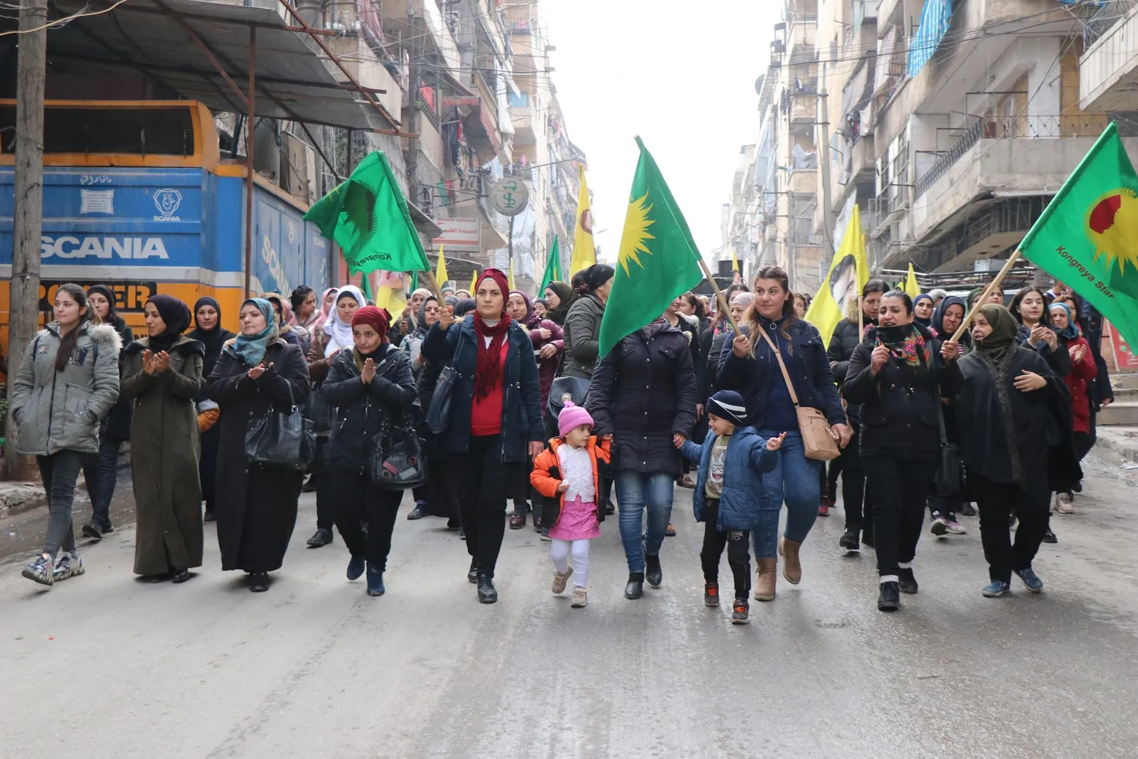 خلال مظاهرة حاشدة.. اتحاد المرأة الشابة في حلب: نتعهد بالانتقام لشهدائنا