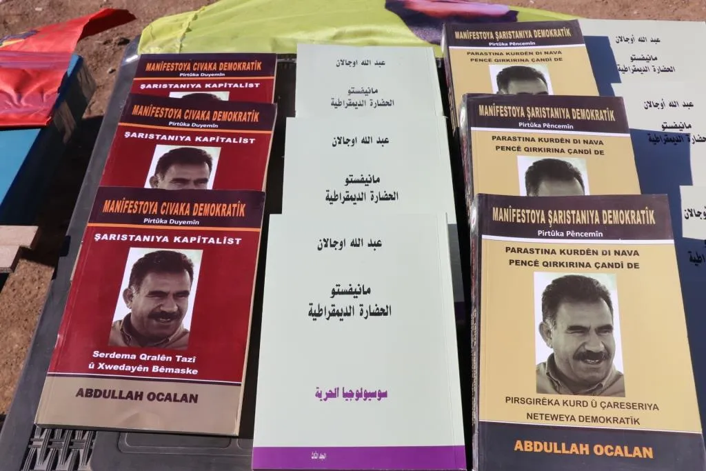انطلاق فعالية المكتبة الجوالة المطالبة بالحرية الجسدية للقائد أوجلان وإزالة اسم PKK من "قائمة الإرهاب"