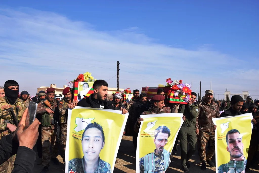 أهالي الشدادي يودعون 6 شهداء من قسد استشهدوا في معركة "مطرقة الشعوب"