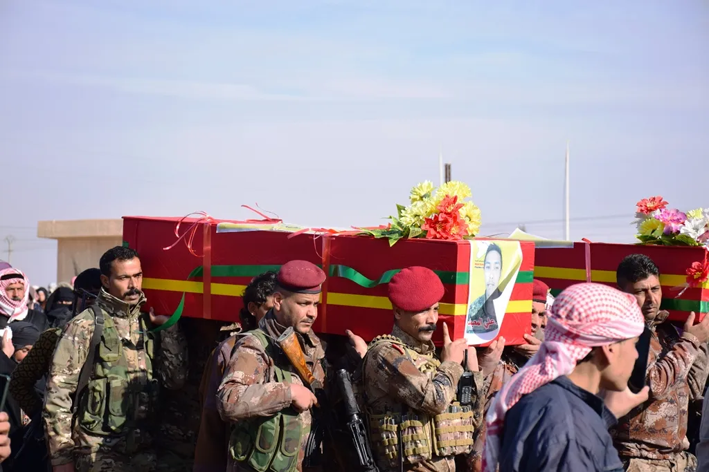 أهالي الشدادي يودعون 6 شهداء من قسد استشهدوا في معركة "مطرقة الشعوب"