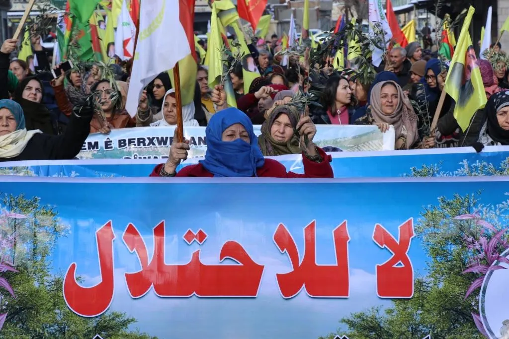 ​​​​​​​أهالي قامشلو ينددون خلال مظاهرة بالذكرى السنوية الرابعة للهجوم على عفرين