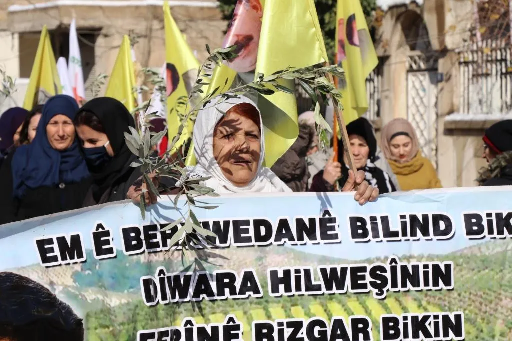 ​​​​​​​أهالي قامشلو ينددون خلال مظاهرة بالذكرى السنوية الرابعة للهجوم على عفرين