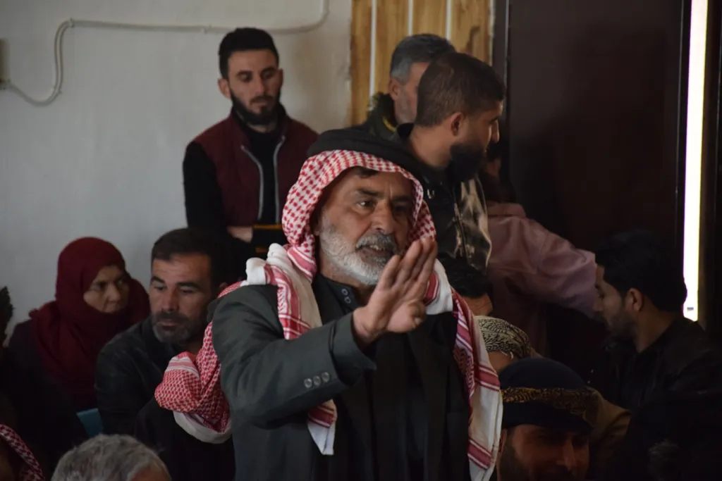 انتقادات من الأهالي ووعود من الإدارة الذاتية خلال الاجتماع الجماهيري الرابع في الحسكة