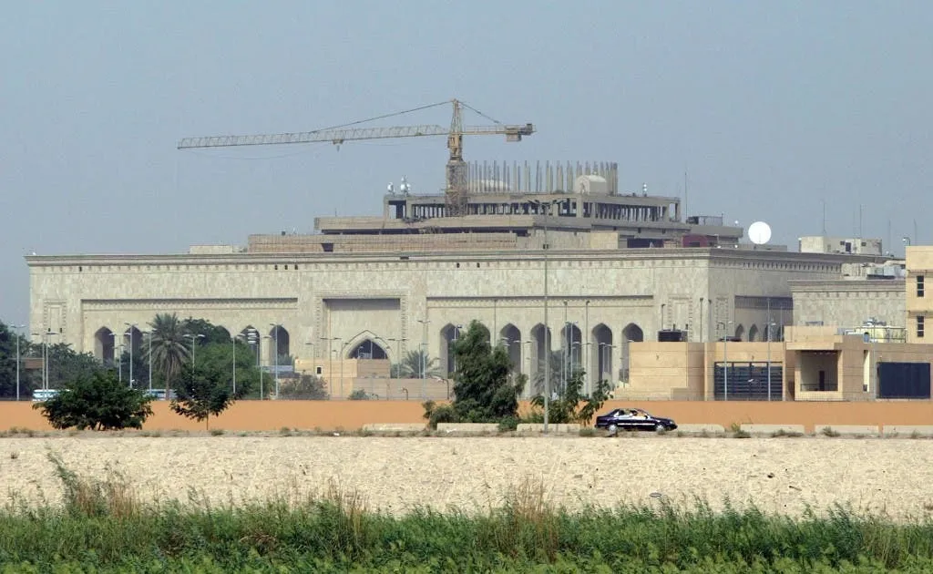 سقوط صواريخ وسط بغداد والسفارة الأمريكية تستنفر