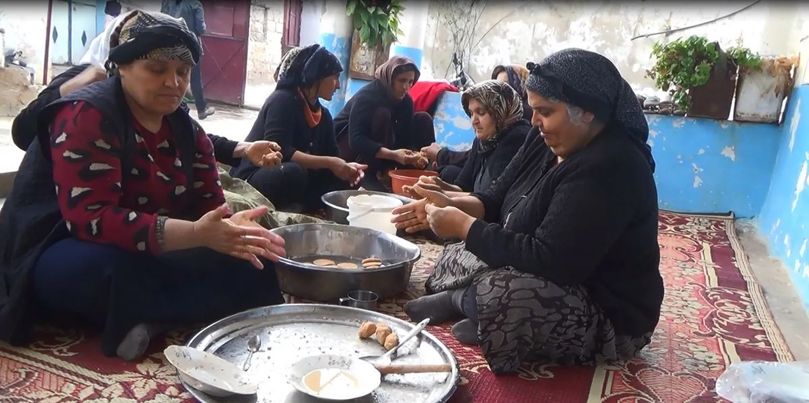 بصمة الأمهات لافتة في مقاومة العصر