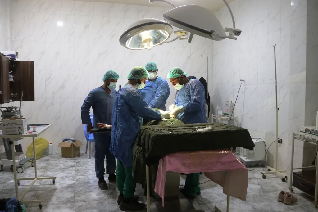 ​​​​​​​مشفى الفرات في ريف دير الزور الشرقي يجري أكثر من 40 عملية جراحية بعد دعمه بالمستلزمات الطبية