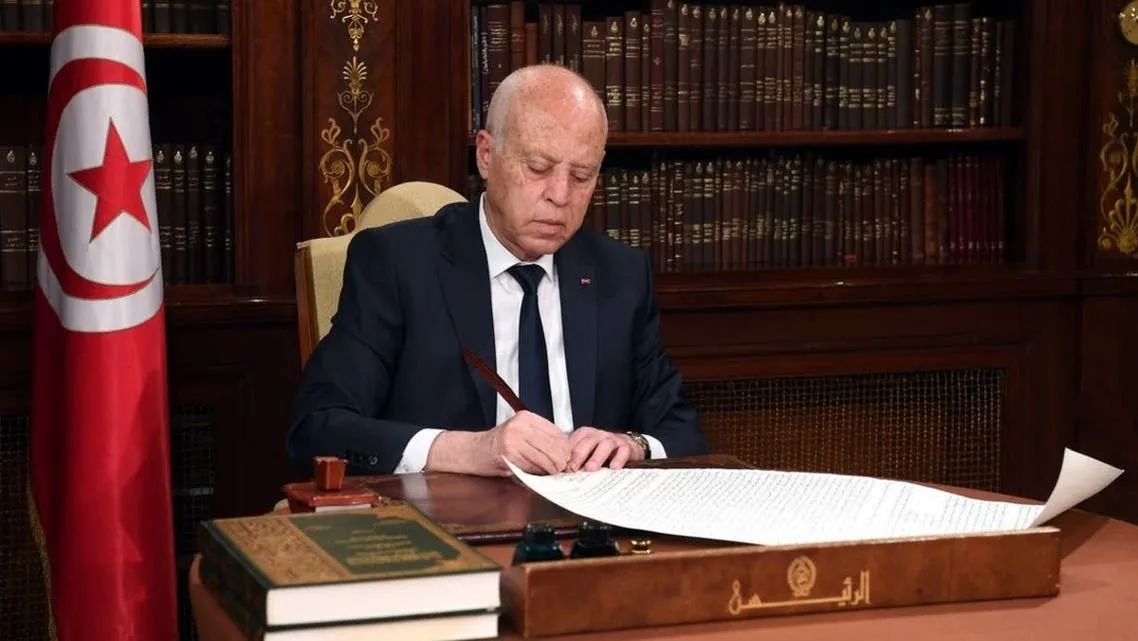 ​​​​​​​بتهمة "الولاءات".. الرئيس التونسي يقرر حل المجلس الأعلى للقضاء