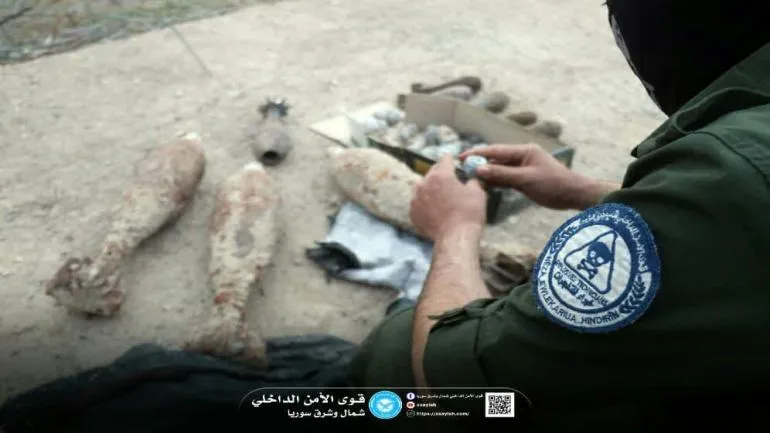 ​​​​​​​قوى الأمن الداخلي تفكك عدداً من العبوات الناسفة القديمة القابلة للانفجار في دير الزور