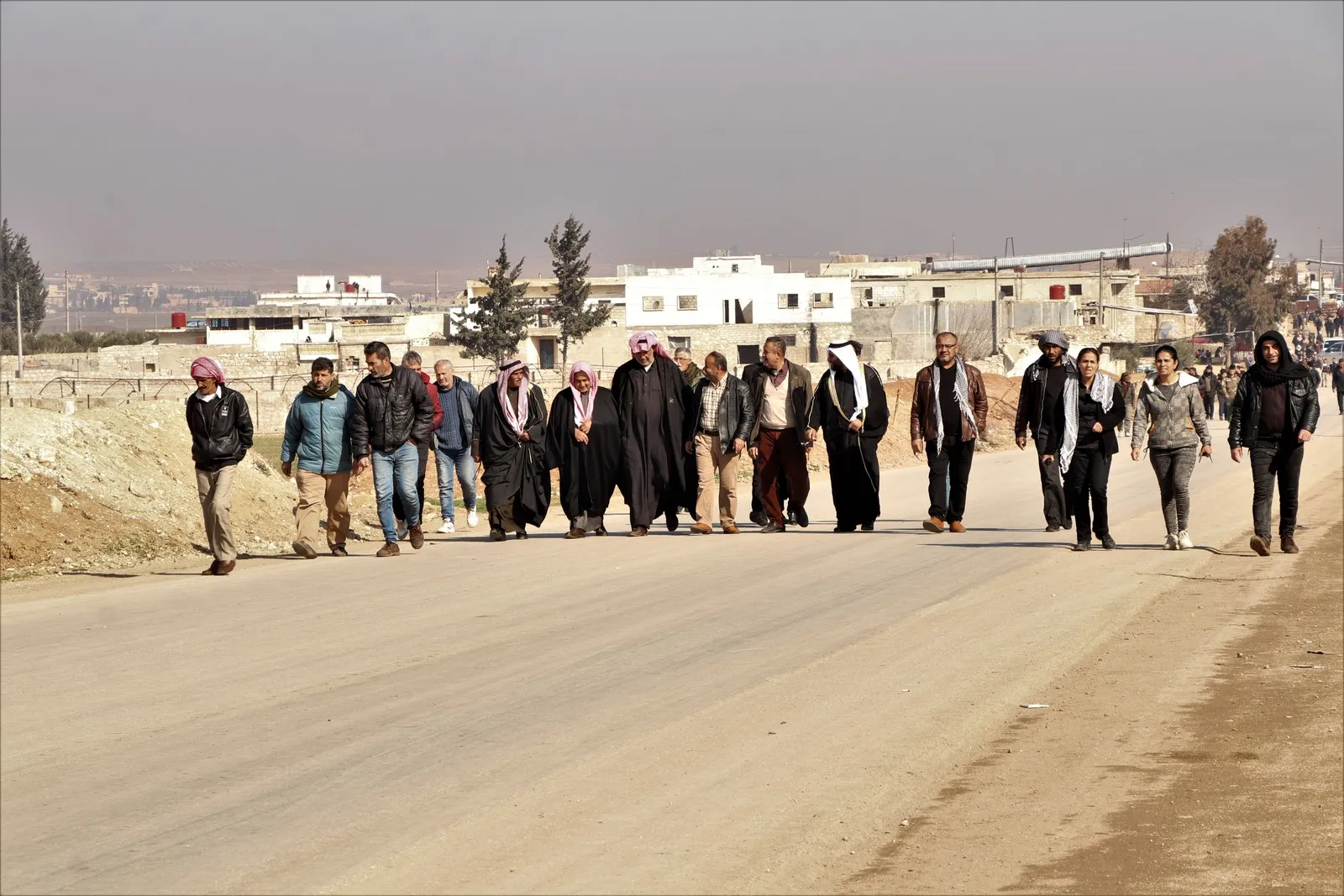 أهالي الطبقة وإقليمي عفرين والفرات ومقاطعة الحسكة يتوافدون إلى نقاط التظاهر تنديداً بالمؤامرة الدوليةـ تم التحديث