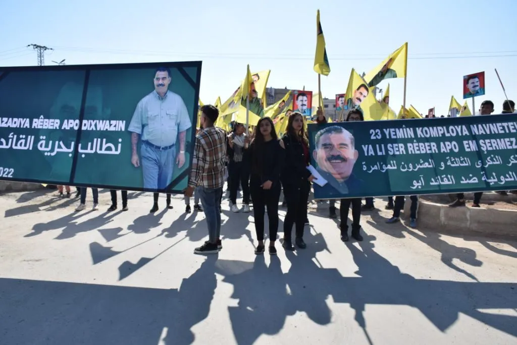 أهالي الطبقة وإقليمي عفرين والفرات ومقاطعة الحسكة يتوافدون إلى نقاط التظاهر تنديداً بالمؤامرة الدوليةـ تم التحديث