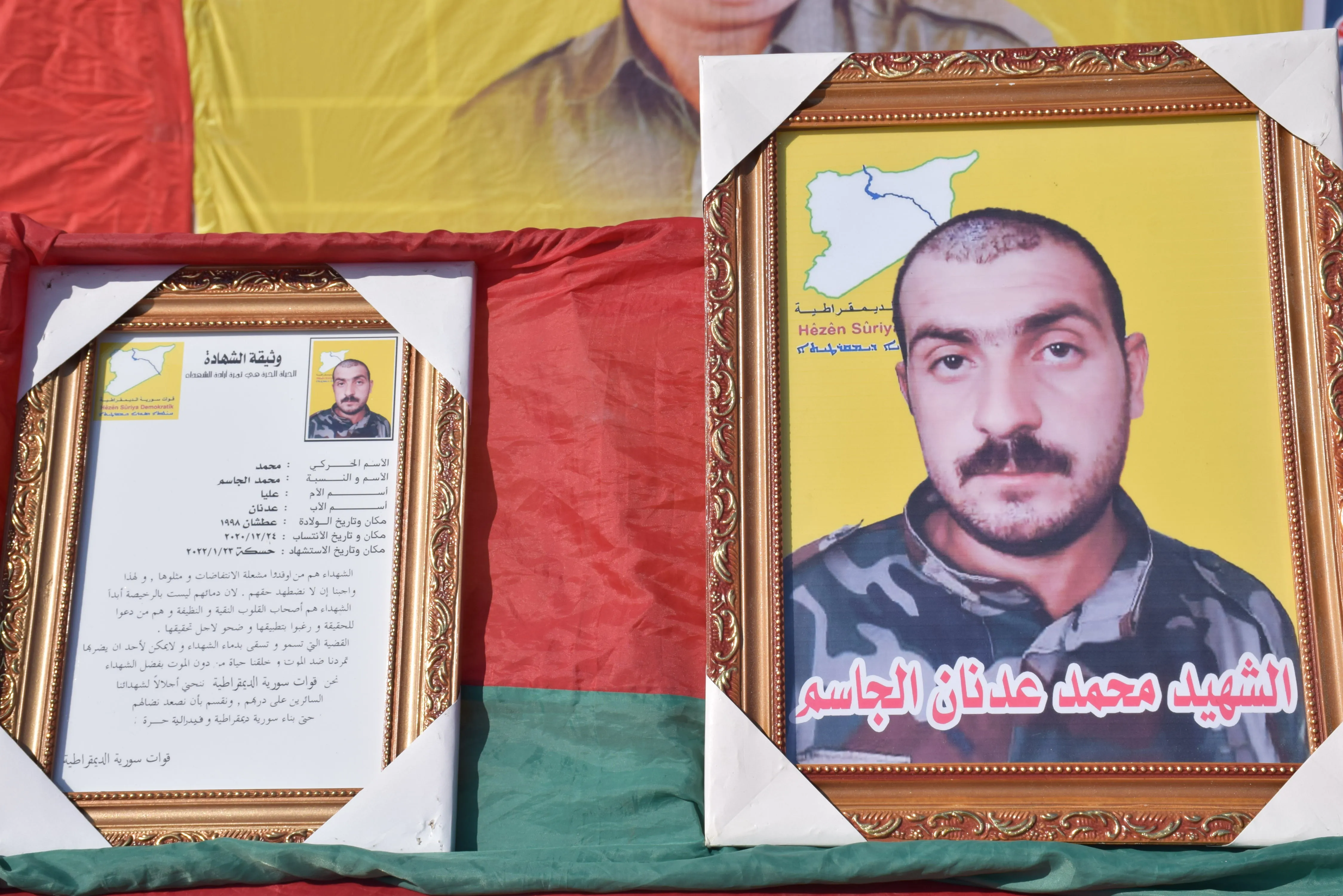 في مراسم تشييعه.. ذوو الشهيد محمد الجاسم يتعهدون بحمل سلاحه