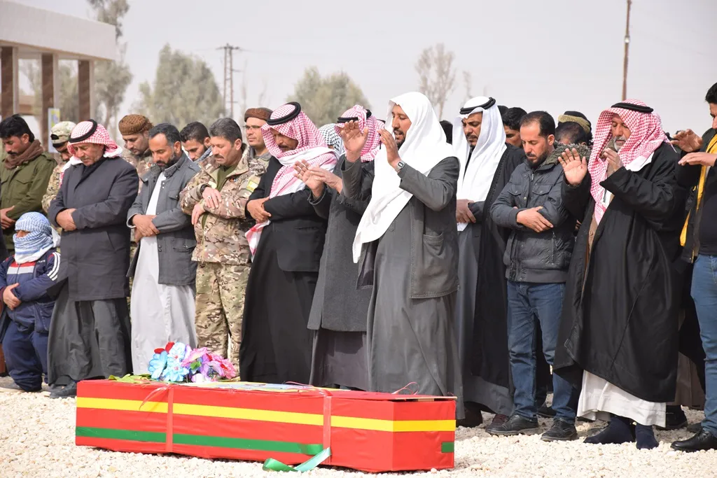 أهالي الشدادي يشيّعون جثمان المقاتل صالح المحمد إلى مثواه الأخير