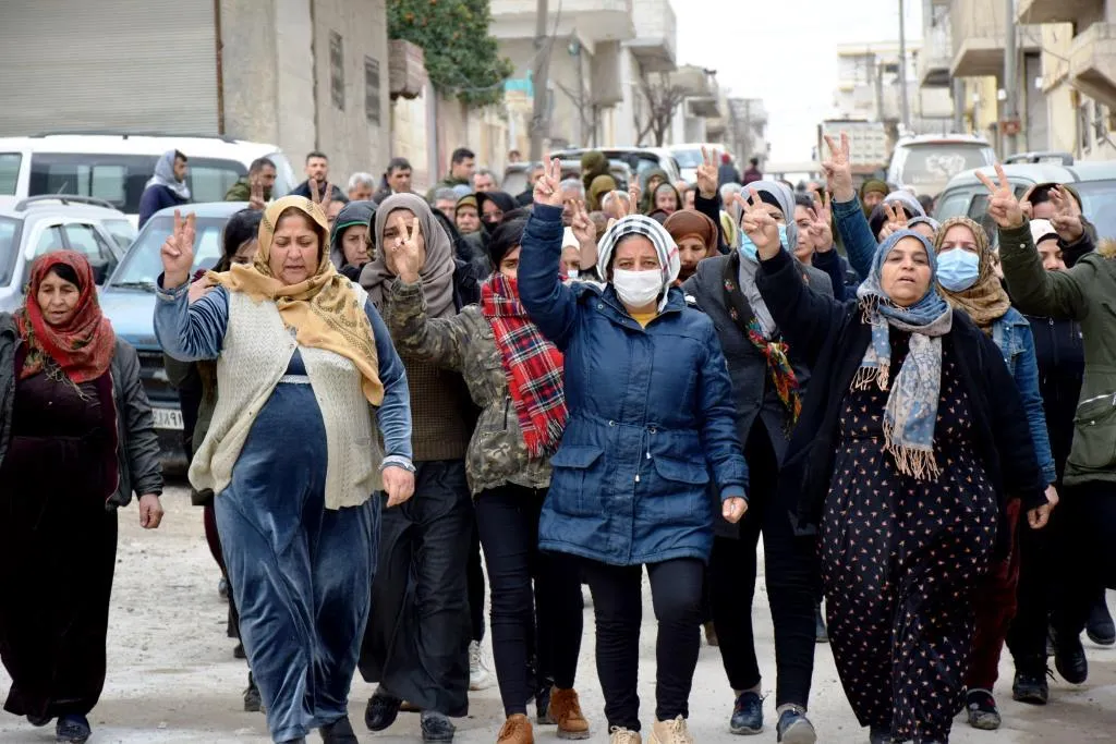 أهالي كوباني يقدمون واجب العزاء لذوي شهداء حملة "مطرقة الشعوب"