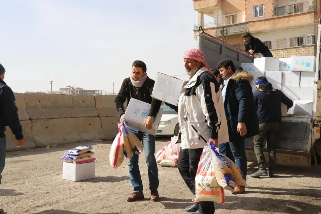 ​​​​​​​الإدارة الذاتية توزع المساعدات الإنسانية على أهالي حيي غويران والزهور في الحسكة