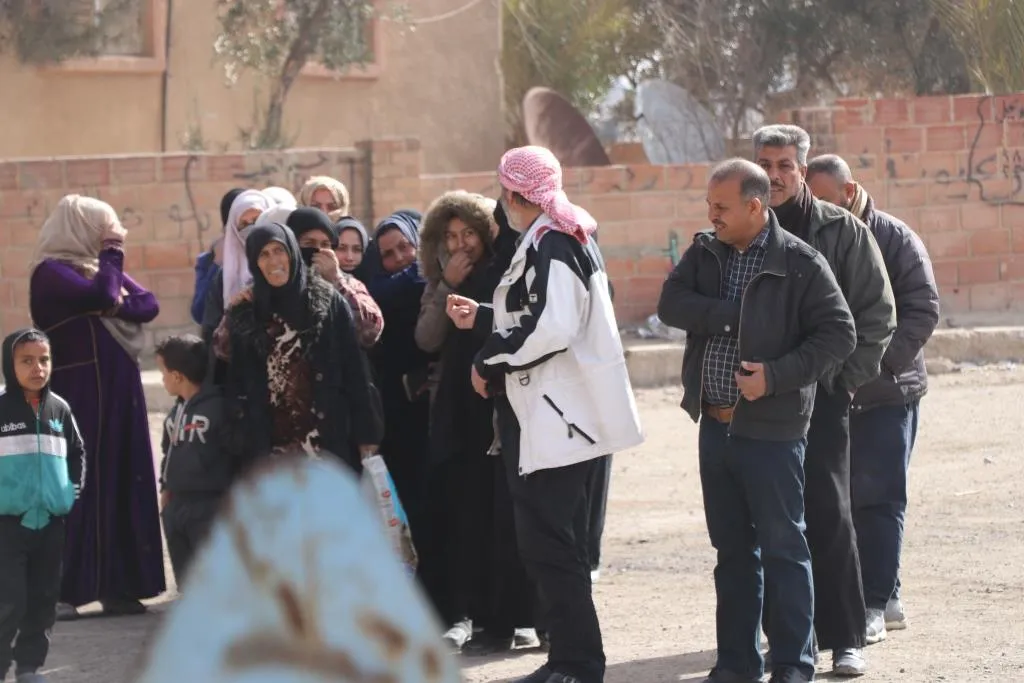 ​​​​​​​الإدارة الذاتية توزع المساعدات الإنسانية على أهالي حيي غويران والزهور في الحسكة