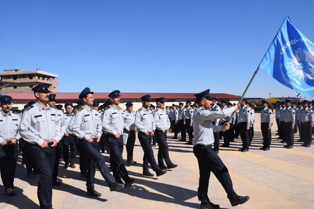 القيادة العامة لقوى الأمن الداخلي لشمال وشرق سوريا تخرّج الدفعة الأولى من الضباط