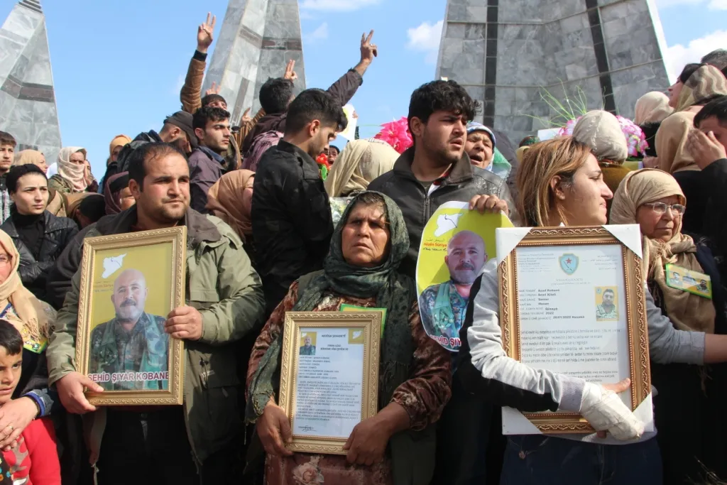 ​​​​​​​أهالي كوباني يشيّعون جثامين 3 شهداء إلى مثواهم الأخير في مزار الشهيدة دجلة