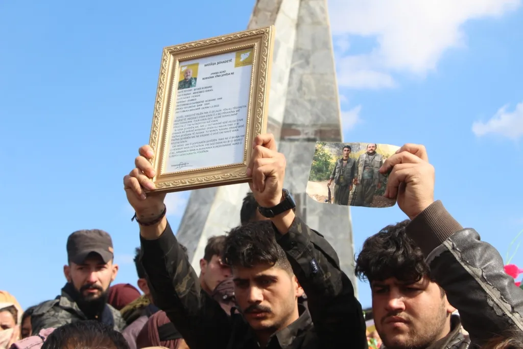 ​​​​​​​أهالي كوباني يشيّعون جثامين 3 شهداء إلى مثواهم الأخير في مزار الشهيدة دجلة