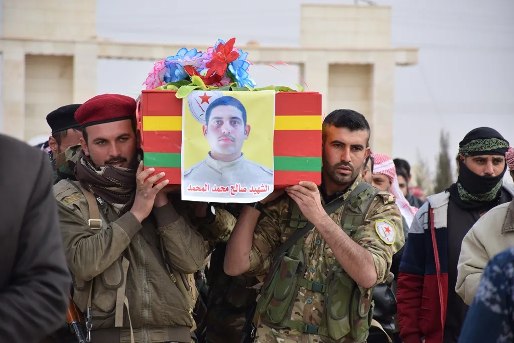 أهالي الشدادي يشيّعون جثمان المقاتل صالح المحمد إلى مثواه الأخير