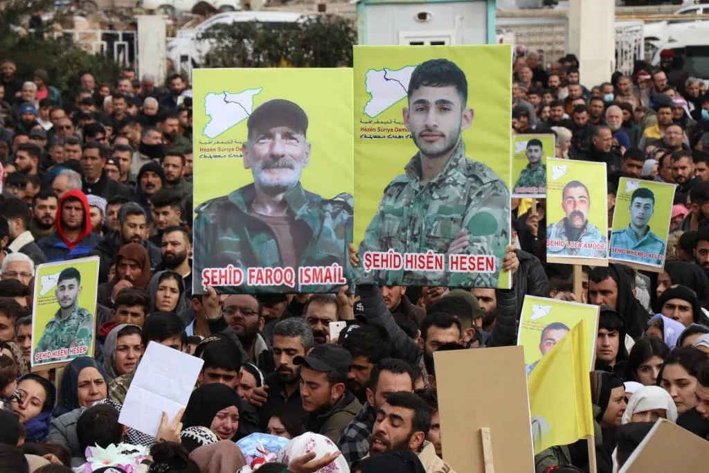 بمراسم مهيبة.. الآلاف يودعون 5 من شهداء حملة "مطرقة الشعوب" في عامودا