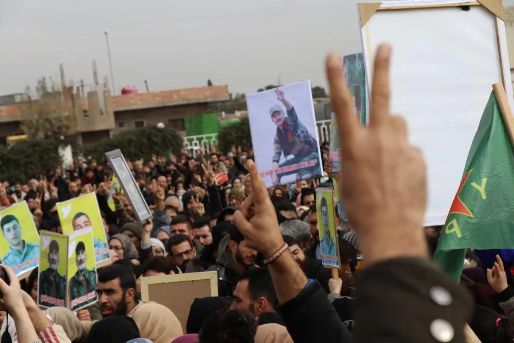 بمراسم مهيبة.. الآلاف يودعون 5 من شهداء حملة "مطرقة الشعوب" في عامودا