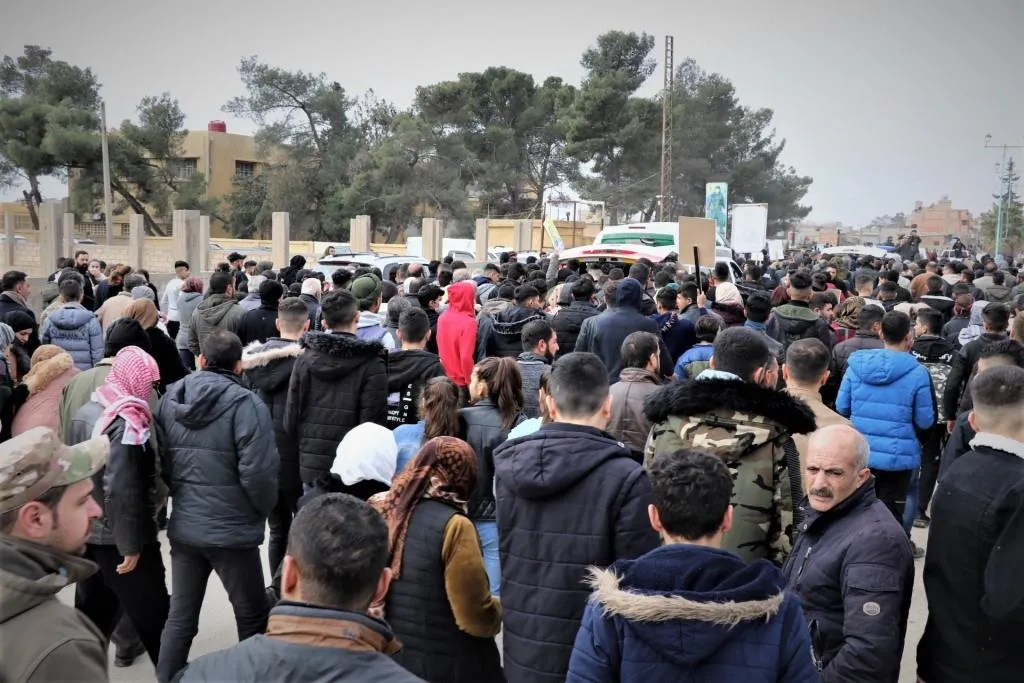 بمراسم مهيبة.. الآلاف يودعون 5 من شهداء حملة "مطرقة الشعوب" في عامودا