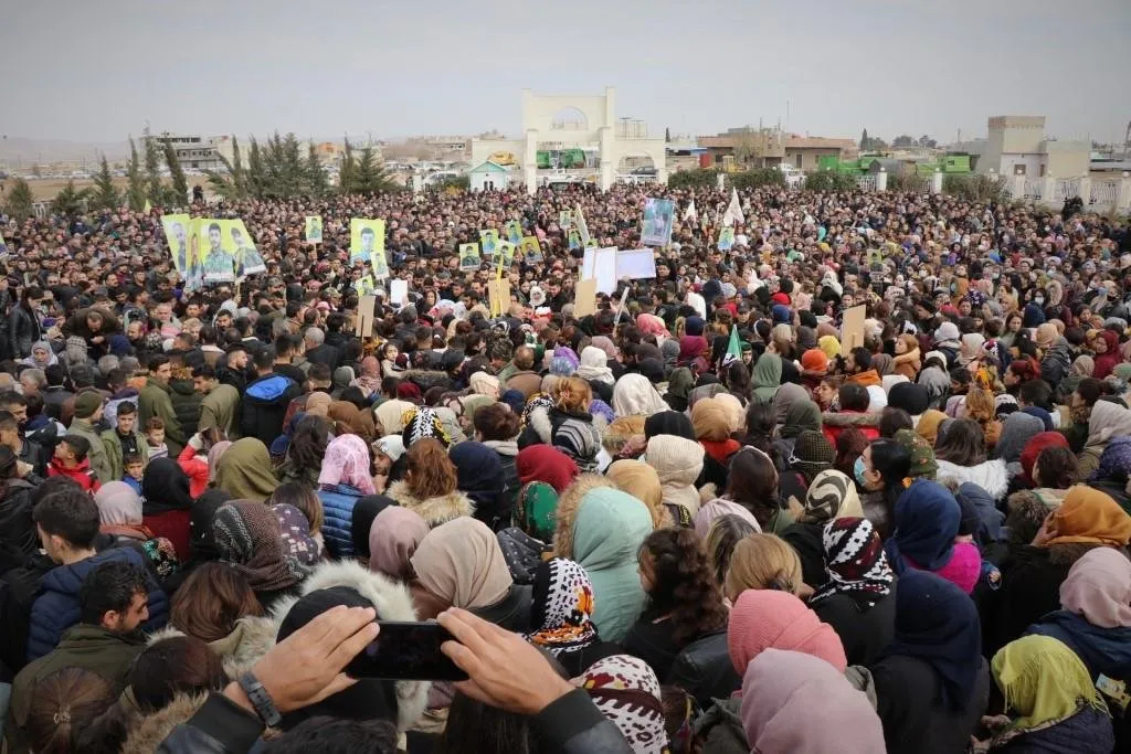 بمراسم مهيبة.. الآلاف يودعون 5 من شهداء حملة "مطرقة الشعوب" في عامودا