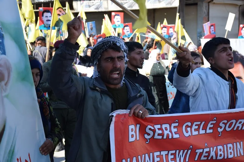 ​​​​​​​عشرات الآلاف من أهالي إقليم الفرات ينددون بالمؤامرة الدولية ضد القائد أوجلان