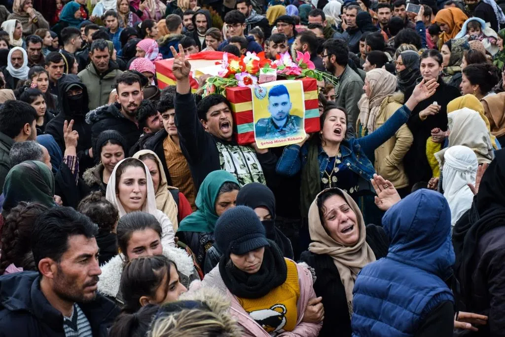 ​​​​​​​عشرات الآلاف في كوباني يشيعون جثامين 12 مقاتلاً استشهدوا في حملة "مطرقة الشعوب"