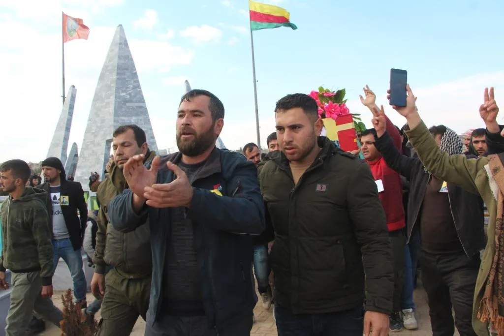 ​​​​​​​المئات من أهالي مقاطعة كوباني يشيّعون جثمان الشهيد مصطفى علو