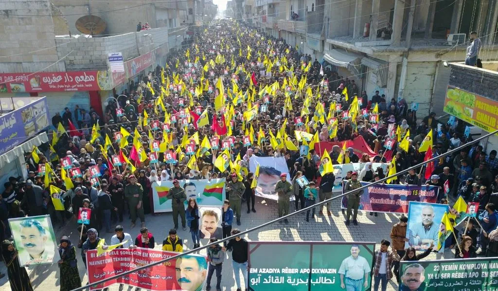 ​​​​​​​عشرات الآلاف من أهالي إقليم الفرات ينددون بالمؤامرة الدولية ضد القائد أوجلان