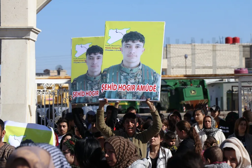 ​​​​​​​أهالي عامودا يشيّعون الشهيد هوكر