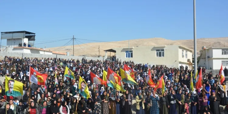 ​​​​​​​عقب مظاهرة حاشدة.. أهالي مخمور يقيمون مراسم مهيبة لشهيدين جراء القصف التركي