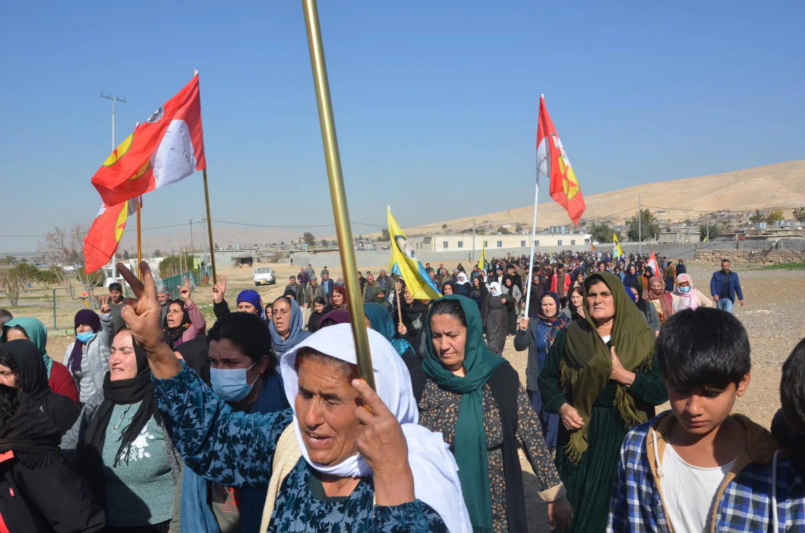 ​​​​​​​عقب مظاهرة حاشدة.. أهالي مخمور يقيمون مراسم مهيبة لشهيدين جراء القصف التركي