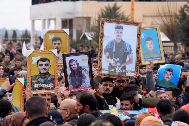 بمراسم مهيبة.. الآلاف يودعون 23 من شهداء حملة "مطرقة الشعوب" في الحسكة